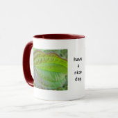 Mug Feuillet vert brun avec texte : passez une bonne j (Devant gauche)