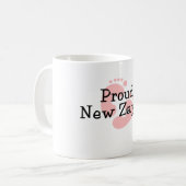 Mug Fière Nouvelle Zayde Empreintes de Bébé Fille (Devant gauche)