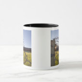Mug Fil de fer barbelé enroulé sur une rangée de clôtu (Centre)