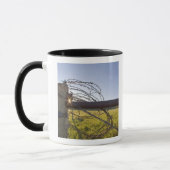 Mug Fil de fer barbelé enroulé sur une rangée de clôtu (Gauche)