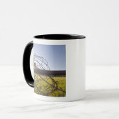 Mug Fil de fer barbelé enroulé sur une rangée de clôtu (Devant gauche)