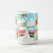 Mug Fille à la plage avec une voiture classique (Centre)