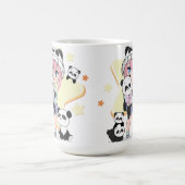 Mug Fille Anime Adorable Entourée de Jouets Panda (Centre)