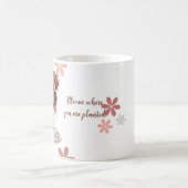 Mug Fille Chibi Adorable Assise sur un Coussin avec ci (Centre)