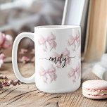 Mug Fille des vaches roses avec nom<br><div class="desc">Une tasse personnalisée pour la petite fille, ce design sucré a un motif de mousseline rose avec un modèle texte dans un joli script de calligraphie que vous pouvez personnaliser avec votre nom. Cet article fait un cadeau merveilleux pour quelqu'un spécial ou un régal pour vous-même! Vous voudrez en personnaliser...</div>