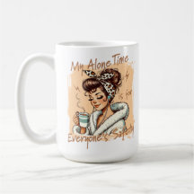 Fille drôle au temps du café du matin