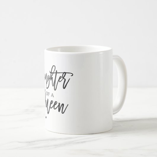 Mug Fille d'une REINE Script moderne tendance sur mesu (Devant droit)