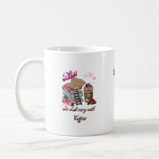 Mug Fille en lisière avec livres et café dans la bibli