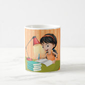 Mug Fille étudiant à un bureau faisant ses devoirs (Centre)