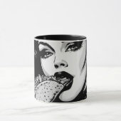 Mug Fille gothique de style graphique BW 50s mangeant (Centre)