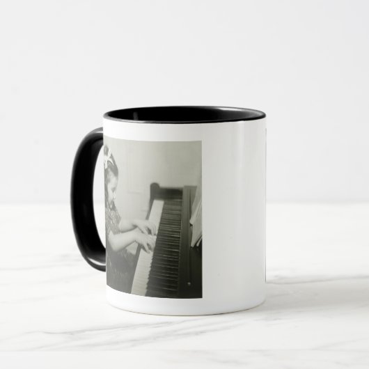 Mug Fille jouant le piano (Devant gauche)