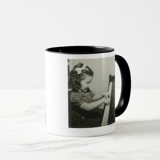Mug Fille jouant le piano (Devant droit)