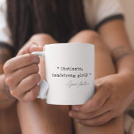 Mug Fille obstinée à tête forte Jane Austen<br><div class="desc">Obstinez,  la puissante fille ! La tristement célèbre Jane Austen cite de Pride and Prejudice,  écrit avec un style de machine à écrire. Texte personnalisable et couleurs arrière - plans.</div>