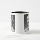 Mug Fille posant dans le studio (Centre)