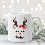 Mug Fille Reindeer Visage Nom personnalisé Noël<br><div class="desc">Un mignon café de Noël ou une tasse de cacao chaud est illustré d'un visage de jeune fille de rennes douces avec de jolies cils, des joues rousses, un arc rouge sur ses bois et un nez rouge brillant. Personnalisez cette tasse de chocolat chaud festif avec un prénom ou un...</div>