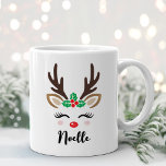 Mug Fille Reindeer Visage Nom personnalisé Noël<br><div class="desc">Un mignon café de Noël ou une tasse de cacao chaud illustre un visage de jeune fille de rennes douces avec de jolies cils, des joues rousses roses, une décoration de verdure de baies sèches sur ses bois, et un nez rouge brillant. Personnalisez cette tasse de chocolat chaud festif avec...</div>