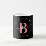 Mug Fille tendance rose Nom noir Monogramme Script<br><div class="desc">Fille, élégant, tendance, moderne, rose et noir blanc monogramme nom initial script personnalisé monogrammed mug personnalisé. Doté d'une initiale monogramme et d'un script de nom de girly dans une police de caractères de calligraphie lettrée et d'un cadre de cercle pointillé autour de votre monogramme. Un cadeau féminin parfait pour les...</div>