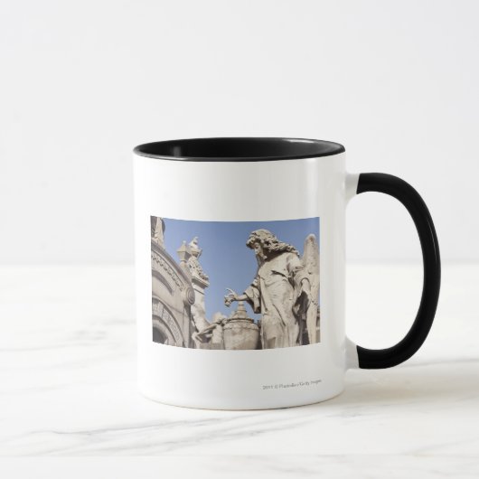 Mug Fin de statue d'angle dans le cimetière de (Droite)