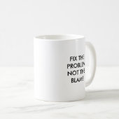 MUG FIXEZ LE PROBLÈME PAS LE BLÂME (Devant droit)