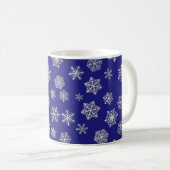 Mug Flacons de neige blancs contre bleu cobalt profond (Devant droit)