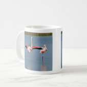 Mug Flamants roses dans l'eau en Camargue (Devant gauche)