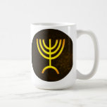 Mug Flamme de Menorah<br><div class="desc">Un rendu numérique de la menorah juive à sept branches (hébreu : מְ וֹ נ רָ ‎). La menorah à sept branches, utilisée dans le sanctuaire portatif mis en place par Moïse dans le désert et plus tard dans le Temple de Jérusalem, est un symbole du judaïsme depuis des temps...</div>