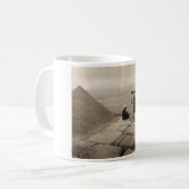 Mug Flapper Girls Sunrise Khufu Pyramid, Égypte 1920 (Devant gauche)