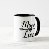 Mug Flèche Lion Mama avec Coeur, noir (Devant droit)