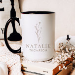 Mug Fleur Boho Chic Rustic Griege Personnalisée<br><div class="desc">Fleur de café Boho Chic Rustic Greige Customisée, le mélange parfait de style et de fonctionnalité pour la routine de café femme moderne. Conçu dans un charmant design fleur sauvage dans les tons grèges rustiques, ce mug dégage une élégance sobre et un charme naturel. Personnalisé avec un monogramme floral et...</div>