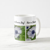 Mug Fleur d'aquarelle blanche et marine (Devant droit)