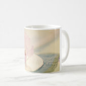 Mug Fleur de cerisier rose pâle délicate (Devant droit)