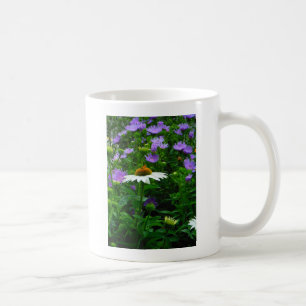 Mug Fleur de cône blanc, fleurs pourpres et papillon