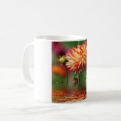 Mug Fleur de dahlia au-dessus de l'eau (Devant gauche)