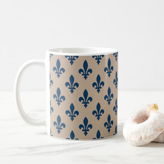 Mug Fleur de Lis Motif, Royal French Blue sur Crème (Avec donut)