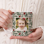 Mug Fleur de Noël classique 2 photo<br><div class="desc">Cette belle tasse présente un motif floral dessiné à la main dans les couleurs traditionnelles de Noël, vert foncé, rouge bordeaux, et ivoire sur un sable / arrière - plan beige. Le style est assorti à de nombreux thèmes de décoration différents : rustique, ferme, vintage, contemporain, traditionnel, etc. Il y...</div>