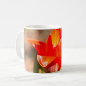 Mug Fleur de tulipe rouge (Devant gauche)