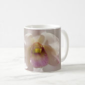 Mug Fleur d'orchidée blanche et rose sur fond flou (Devant droit)