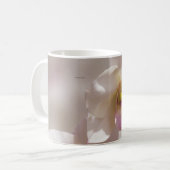 Mug Fleur d'orchidée blanche et rose sur fond flou (Devant gauche)