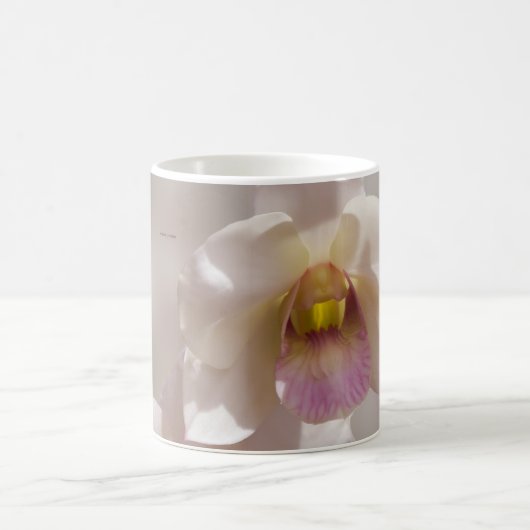 Mug Fleur d'orchidée blanche et rose sur fond flou (Centre)