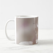 Mug Fleur d'orchidée blanche et rose sur fond flou (Gauche)
