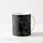 Mug Fleurs abstraites de printemps noir et blanc (Devant droit)