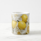 Mug Fleurs blanches, citrons et feuilles vertes sur fo (Centre)