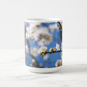 Mug Fleurs blanches devant un ciel blanc (Centre)