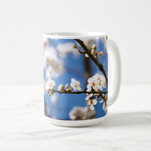 Mug Fleurs blanches devant un ciel blanc (Devant droit)
