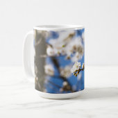 Mug Fleurs blanches devant un ciel blanc (Devant gauche)