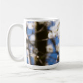 Mug Fleurs blanches devant un ciel blanc (Gauche)