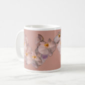 Mug Fleurs blanches d'orchidées sur l'insigne (Devant gauche)