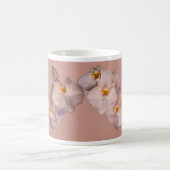 Mug Fleurs blanches d'orchidées sur l'insigne (Centre)