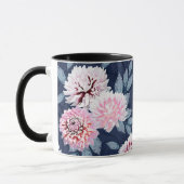 Mug Fleurs blanches et roses sur bleu foncé. (Gauche)