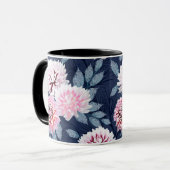 Mug Fleurs blanches et roses sur bleu foncé. (Devant gauche)